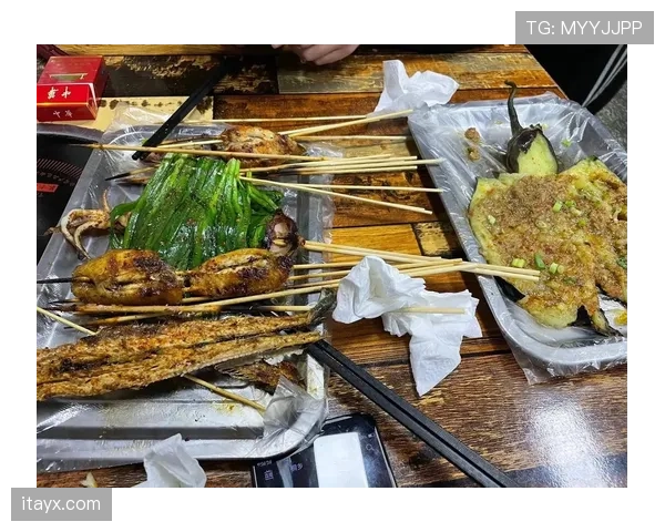 刚刷到廖秋云半夜叫私人厨师来家里做宵夜，我的外卖小哥表示压力山大